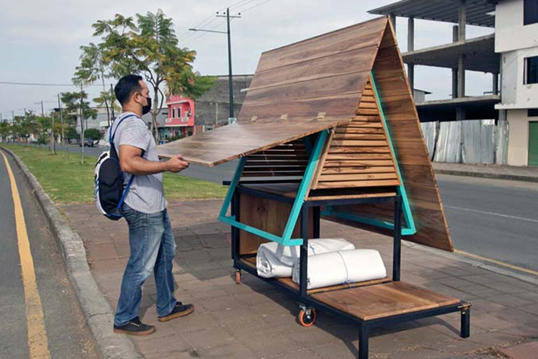 Cấu trúc khung chữ A có thể chuyển đổi nhỏ này là một phần ki-ốt + một phần nơi trú ẩn được thiết kế để hỗ trợ dân số không bình thường của Ecuador