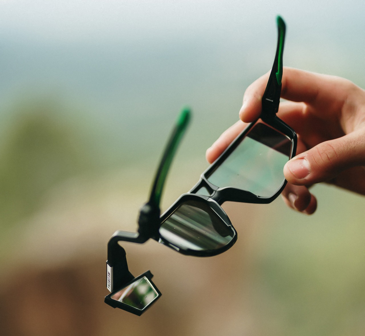 Phụ kiện xe đạp lấy cảm hứng từ Google Glass mang đến cho kính râm một gương chiếu hậu tiện lợi!