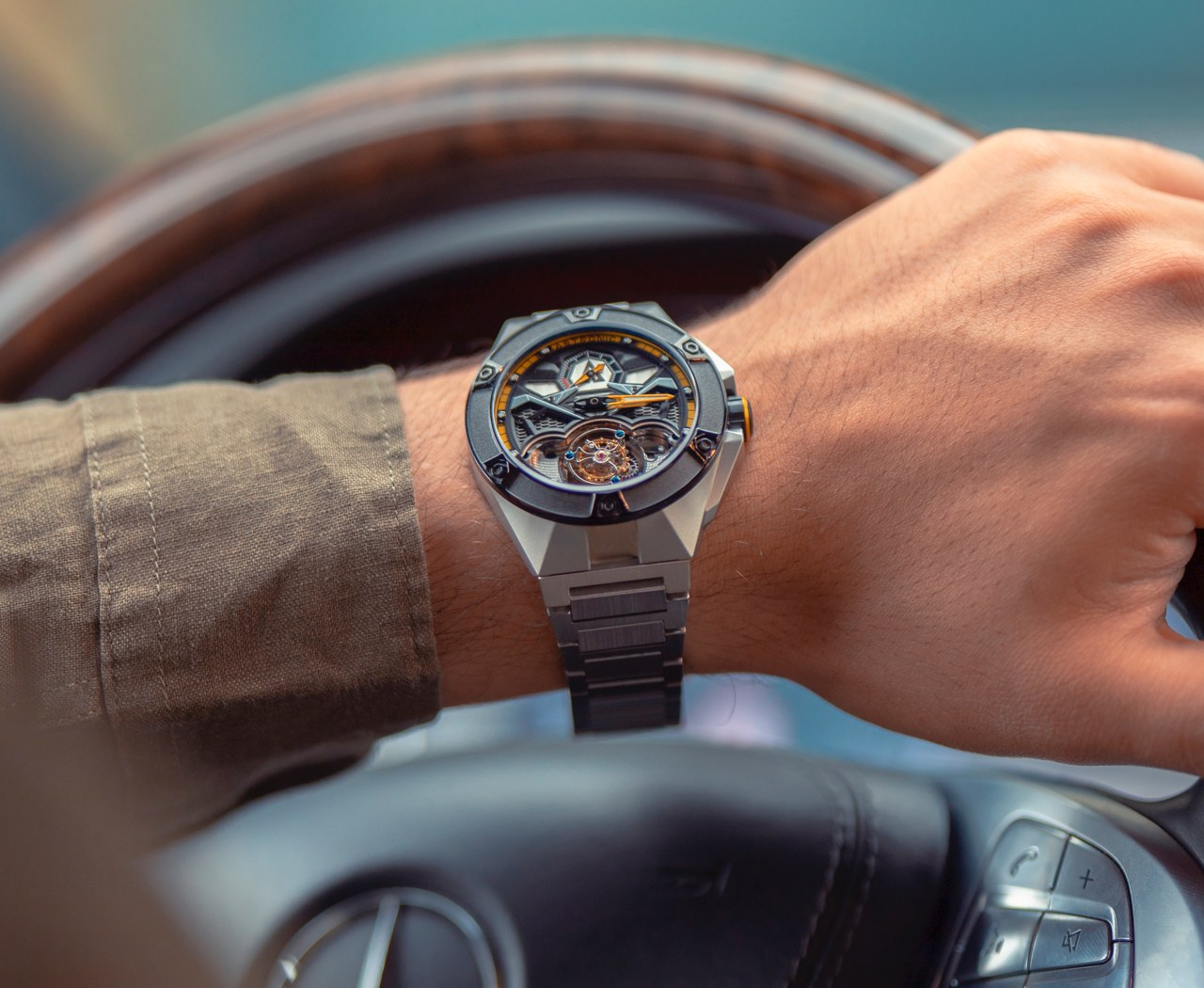 Chiếc đồng hồ lấy cảm hứng từ máy bay phản lực Stealth Fighter này đi kèm với một Tourbillon bay tuyệt đẹp