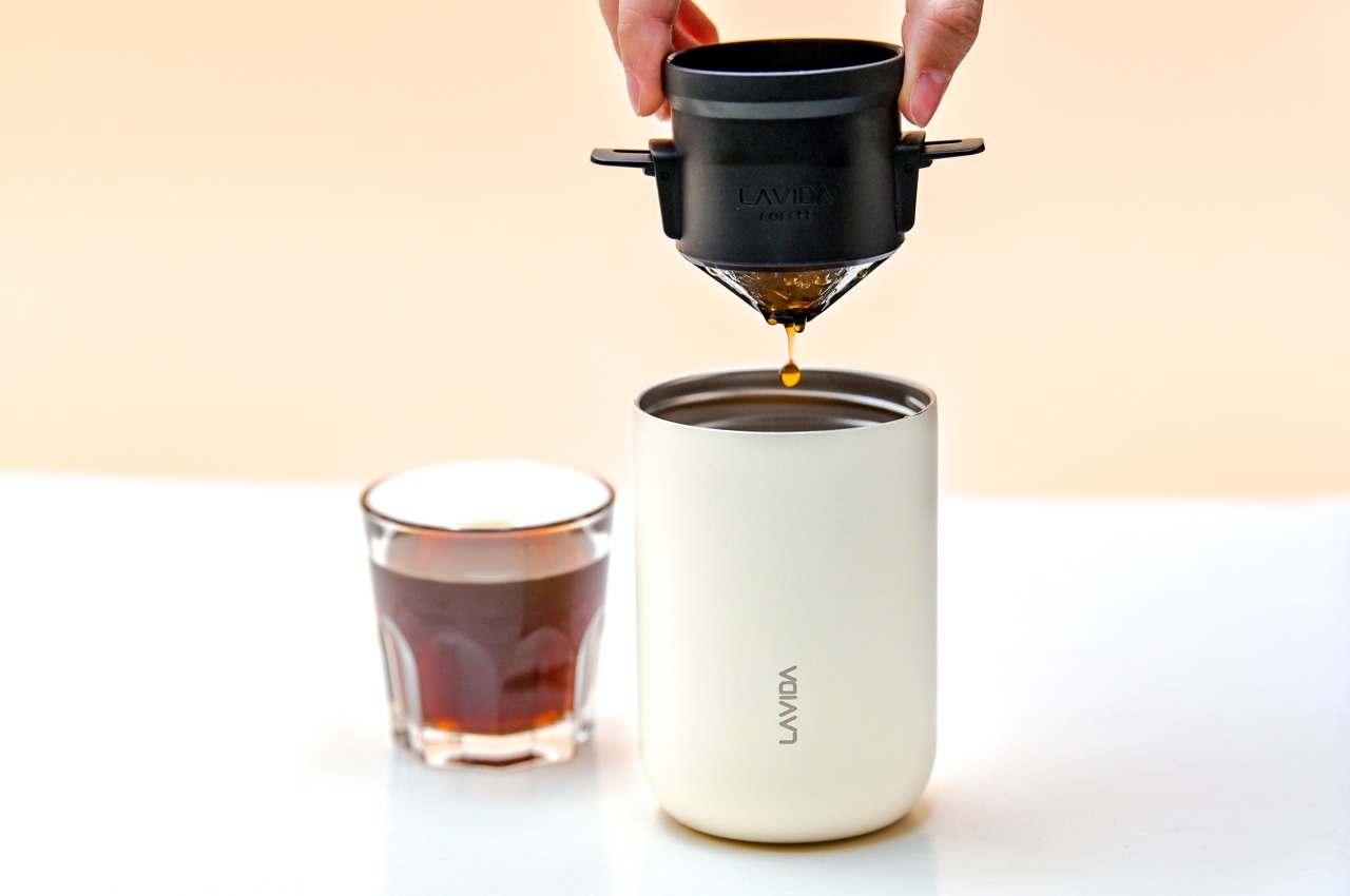 Máy pha cà phê nhỏ bé này có thể xay, pha và lọc hạt cà phê của bạn … và nó có kích thước bằng một cốc Starbucks