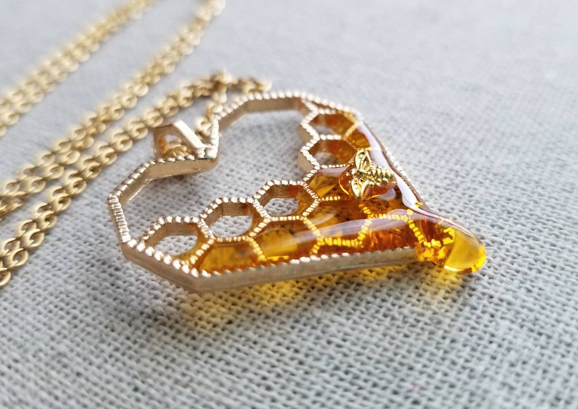 A picture containing metalware, chain Description automatically generated